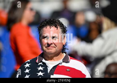 Baltimore, Usa. November 2023. Ein patriotischer Fan ehrt die Wochenendveranstaltungen des Veterans Day während der ersten Hälfte des Spiels Baltimore Ravens und Cleveland Browns im M&T Bank Stadium in Baltimore, Maryland, am Sonntag, den 12. November 2023. Foto: David Tulis/UPI Credit: UPI/Alamy Live News Stockfoto