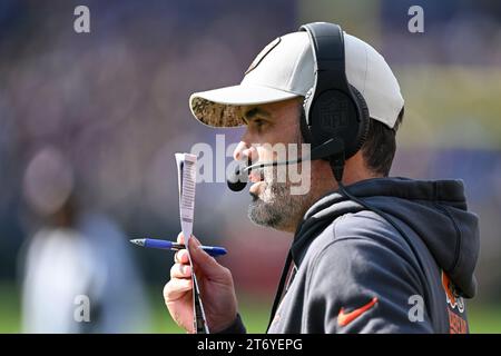 Baltimore, Usa. November 2023. Kevin Stefanski, Cheftrainer von Cleveland Browns, spielt in der ersten Halbzeit im M&T Bank Stadium in Baltimore, Maryland, am Sonntag, den 12. November 2023 an der Seitenlinie gegen die Baltimore Ravens. Foto: David Tulis/UPI Credit: UPI/Alamy Live News Stockfoto