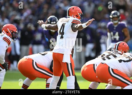 Baltimore, Usa. November 2023. Der Cleveland Browns Quarterback Deshaun Watson (4) ruft in der ersten Halbzeit im M&T Bank Stadium in Baltimore, Maryland, für Ruhe gegen die Baltimore Ravens 2023 auf. Foto: David Tulis/UPI Credit: UPI/Alamy Live News Stockfoto