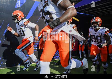 Baltimore, Usa. November 2023. Die Cleveland Browns betreten das Feld, bevor sie sich am Sonntag, den 12. November 2023, im M&T Bank Stadium in Baltimore, Maryland, den Baltimore Ravens stellen. Foto: David Tulis/UPI Credit: UPI/Alamy Live News Stockfoto