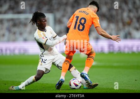 Eduardo Camavinga von Real Madrid CF und Jose Luis Garcia Vaya, Pepelu von Valencia CF während des La Liga Spiels zwischen Real Madrid und Valencia CF spielten am 11. November 2023 im Santiago Bernabeu Stadion in Madrid, Spanien. (Foto: Cesar Cebolla / PRESSINPHOTO) Stockfoto