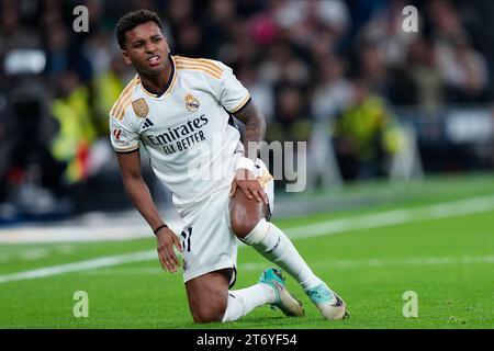 Rodrigo geht gegen Real Madrid CF während des Spiels der La Liga zwischen Real Madrid und Valencia CF, das am 11. November 2023 im Santiago Bernabeu Stadion in Madrid ausgetragen wurde. (Foto: Cesar Cebolla / PRESSINPHOTO) Stockfoto
