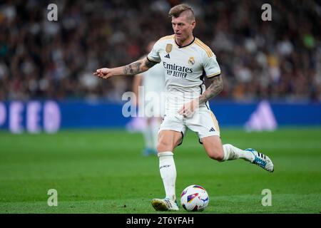 Toni Kroos von Real Madrid CF spielte während des La Liga-Spiels zwischen Real Madrid und Valencia CF am 11. November 2023 im Santiago Bernabeu Stadion in Madrid, Spanien. (Foto: Cesar Cebolla / PRESSINPHOTO) Stockfoto