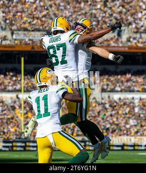 Pittsburgh, Pennsylvania, USA. 12. November 2023, Hookstown, Pennsylvania, USA: Der Wide Receiver der Green Bay Packers ROMEO DOUBS (87) feiert im Acrisure Stadium in Pittsburgh, Pennsylvania, einen Touchdown mit seinen Teamkollegen während des NFL-Fußballspiels zwischen den Pittsburgh Steelers und den Green Bay Packers. (Kreditbild: © Brent Gudenschwager/ZUMA Press Wire) NUR REDAKTIONELLE VERWENDUNG! Nicht für kommerzielle ZWECKE! Quelle: ZUMA Press, Inc./Alamy Live News Stockfoto