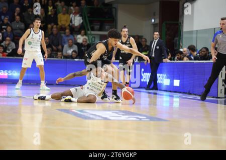 Stanley Whittaker Jr (Banco di Sardegna Sassari) gegen Quinn Ellis (Dolomiti Energia Trentino) beim Spiel Banco di Sardegna Sassari vs Dolomiti Energia Trentino, italienische Basketball Serie A in Sassari, Italien, 12. November 2023 Stockfoto