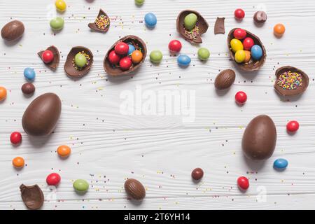 Schokoladeneier mit Süßigkeiten Stockfoto