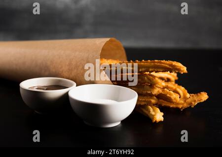 Spanische Snack Churros Tassen mit geschmolzenem Schokoladenzucker Stockfoto