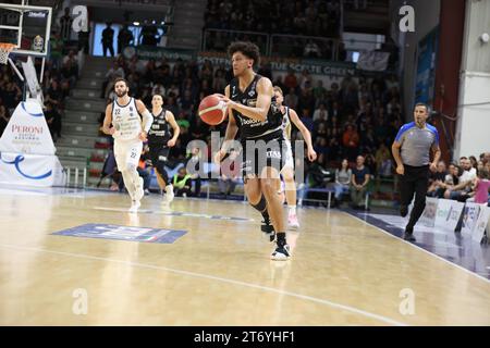 Quinn Ellis (Dolomiti Energia Trentino) beim Spiel Banco di Sardegna Sassari vs Dolomiti Energia Trentino, italienische Basketball Serie A in Sassari, Italien, 12. November 2023 Stockfoto