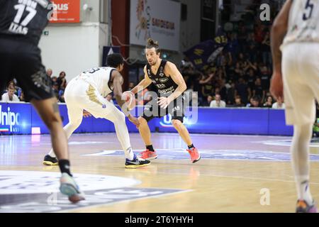 Toto Forray (Dolomiti Energia Trentino) beim Spiel Banco di Sardegna Sassari gegen Dolomiti Energia Trentino, italienische Basketball Serie A in Sassari, Italien, 12. November 2023 Stockfoto