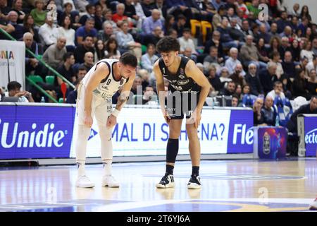 Quinn Ellis (Dolomiti Energia Trentino) beim Spiel Banco di Sardegna Sassari vs Dolomiti Energia Trentino, italienische Basketball Serie A in Sassari, Italien, 12. November 2023 Stockfoto