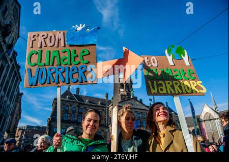 Amsterdam, Niederlande. November 2023. Demonstranten sahen, wie sie während der Demonstration Plakate hielten, die ihre Meinung zum Ausdruck brachten. Kurz vor den niederländischen Parlamentswahlen (22. November) gingen rund 85,000 Menschen auf die Straßen von Amsterdam, um von der niederländischen Regierung Maßnahmen zur Bewältigung der Klimakrise zu fordern. Der marsch wurde von der niederländischen Klimakrisenkoalition organisiert, die eine Zusammenarbeit von elf verschiedenen Organisationen und Gruppen darstellt. Die Demonstration zählte mit der Anwesenheit der schwedischen Klimaaktivistin Greta Thunberg. Quelle: SOPA Images Limited/Alamy Live News Stockfoto