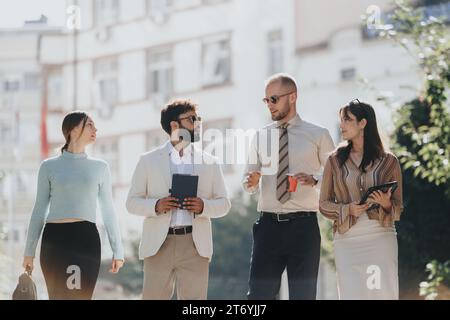 Ein vielseitiges Unternehmensteam diskutiert Markttrends und plant eine strategische Expansion in einer geschäftigen Stadt. Stockfoto