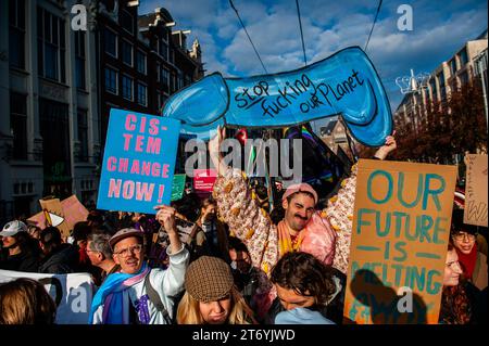 (ANMERKUNG DER REDAKTION: Das Bild enthält profanitäre Protestteilnehmer, die während der Demonstration Plakate halten, die ihre Meinung zum Ausdruck bringen. Kurz vor den niederländischen Parlamentswahlen (22. November) gingen rund 85,000 Menschen auf die Straßen von Amsterdam, um von der niederländischen Regierung Maßnahmen zur Bewältigung der Klimakrise zu fordern. Der marsch wurde von der niederländischen Klimakrisenkoalition organisiert, die eine Zusammenarbeit von elf verschiedenen Organisationen und Gruppen darstellt. Die Demonstration zählte mit der Anwesenheit der schwedischen Klimaaktivistin Greta Thunberg. Stockfoto