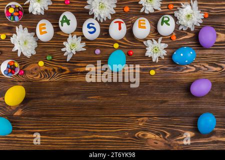 Osterinschrift Weiße Eier mit Blumen Stockfoto