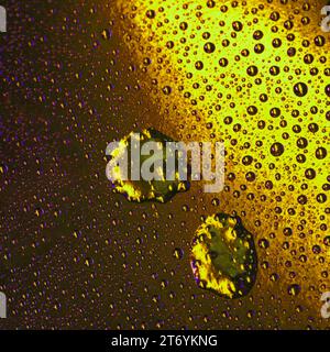 Goldener abstrakter Hintergrund mit Wassertropfen Stockfoto