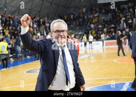 Während des Spiels GIVOVA Scafati gegen EA7 Emporio Armani Milano, italienische Basketball Serie A in Scafati (SA), Italien, 12. November 2023 Stockfoto