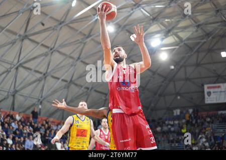 Während des Spiels GIVOVA Scafati gegen EA7 Emporio Armani Milano, italienische Basketball Serie A in Scafati (SA), Italien, 12. November 2023 Stockfoto