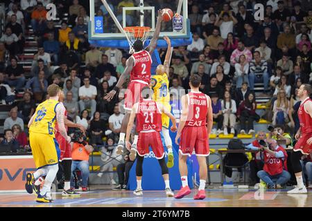 Während des Spiels GIVOVA Scafati gegen EA7 Emporio Armani Milano, italienische Basketball Serie A in Scafati (SA), Italien, 12. November 2023 Stockfoto