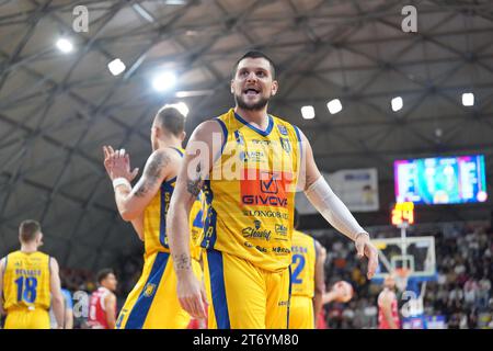 Während des Spiels GIVOVA Scafati gegen EA7 Emporio Armani Milano, italienische Basketball Serie A in Scafati (SA), Italien, 12. November 2023 Stockfoto