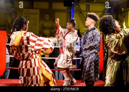 Rumble in the Dschungel ist eine immersive Nachbildung von Muhammad Ali und George Foremans Kampf 1974 in Zaire. Das Rematch hat Dock X verwandelt. Stockfoto