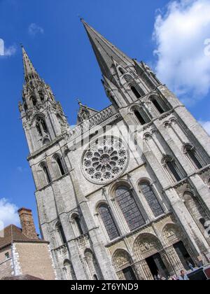 Die Kathedrale von Chartres in Chartres, Frankreich, ist von weitem zu sehen, wenn Sie mit dem Zug in die Stadt kommen. Stockfoto