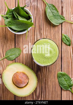 Avocadoscheiben mit Smoothie und Blick von oben Stockfoto