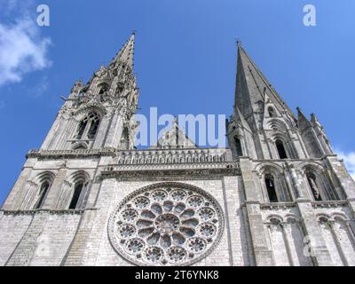 Die Kathedrale von Chartres in Chartres, Frankreich, ist von weitem zu sehen, wenn Sie mit dem Zug in die Stadt kommen. Stockfoto