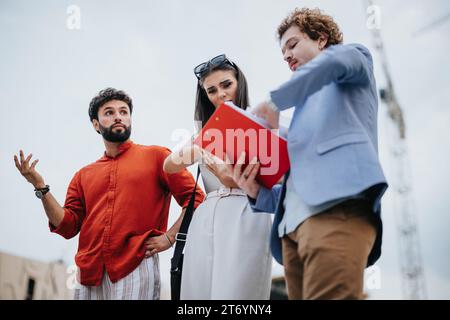 Erfolgreiche Architekten diskutieren Projektdetails in Urban Workplace Stockfoto