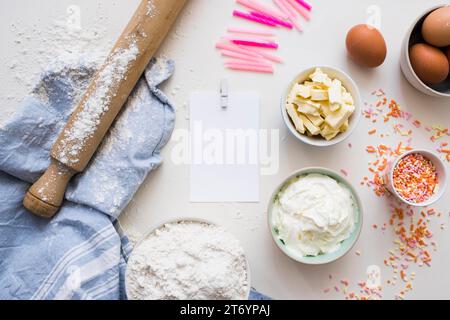 Zutaten für Geburtstagskuchen Stockfoto