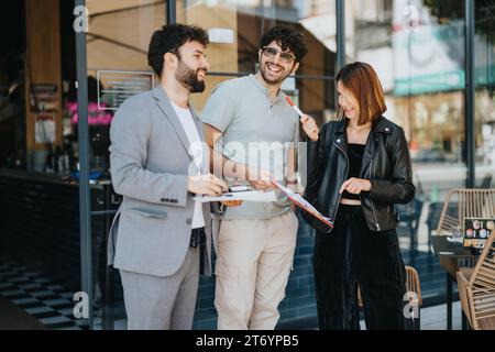 Geschäftsleute in einem dynamischen städtischen Umfeld arbeiten zusammen, analysieren Budgets und entwickeln Strategien für eine erfolgreiche Geschäftsexpansion. Stockfoto