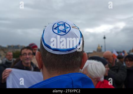 Les francais unis contre l'antisémitisme ont défilé dans Paris, sauf pour les partis politique. Le RN de Marine Le Pen fermait la marche Stockfoto