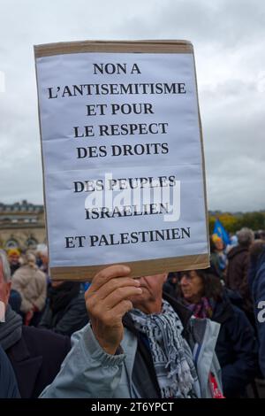 Les francais unis contre l'antisémitisme ont défilé dans Paris, sauf pour les partis politique. Le RN de Marine Le Pen fermait la marche Stockfoto