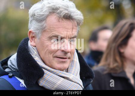 Les francais unis contre l'antisémitisme ont défilé dans Paris, sauf pour les partis politique. Le RN de Marine Le Pen fermait la marche Stockfoto