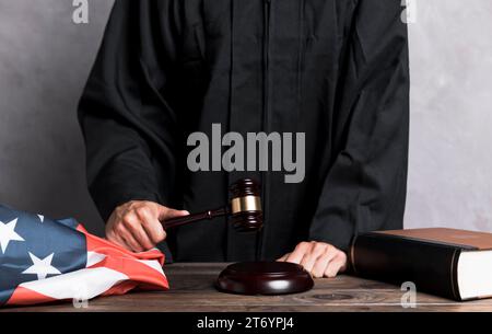 Nahaufnahme Richter schlägt Hammer Stockfoto