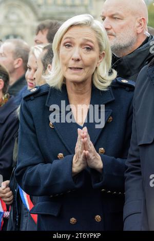 Les francais unis contre l'antisémitisme ont défilé dans Paris, sauf pour les partis politique. Le RN de Marine Le Pen fermait la marche Stockfoto