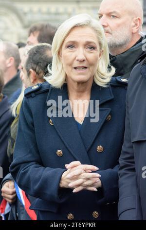 Les francais unis contre l'antisémitisme ont défilé dans Paris, sauf pour les partis politique. Le RN de Marine Le Pen fermait la marche Stockfoto