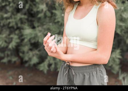 Nahaufnahme einer Frau, die Schmerzen am Handgelenk hat Stockfoto