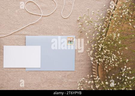 Kuvertpapier mit kuscheliger Komposition Stockfoto