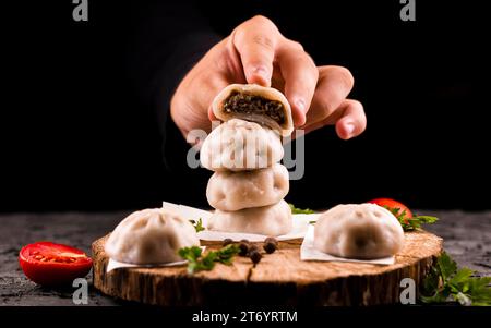 Hand hält Fleischknödel Stockfoto