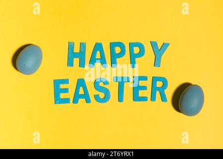 Happy easter Inschrift mit farbenfroher Eierkarte Stockfoto