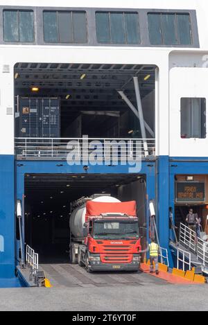 Heraklion, Kreta, Griechenland, Europa. 01.10.2023. Taxi und Anhänger fahren rückwärts auf eine Rroro-Fähre im Hafen von Heraklion. Stockfoto