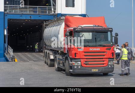 Heraklion, Kreta, Griechenland, Europa. 01.10.2023. Taxi und Anhänger fahren rückwärts auf eine Rroro-Fähre im Hafen von Heraklion. Stockfoto