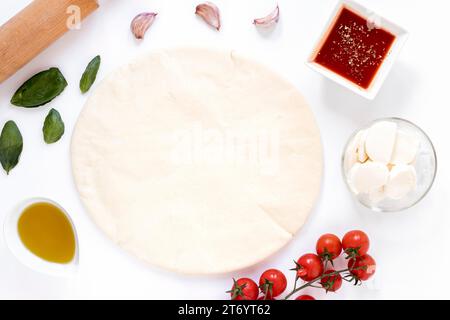 Zutaten hausgemachte Pizza isolierter weißer Hintergrund Stockfoto