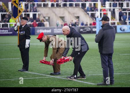 Newcastle upon Tyne, Großbritannien. November 2023. Newcastle upon Tyne, 12. November 2023. Kränze werden am Remembrance Sonntag vor dem Gallagher Premiership Spiel zwischen den Newcastle Falcons und Saracens im Kingston Park gelegt. Quelle: Colin Edwards/Alamy Live News Stockfoto