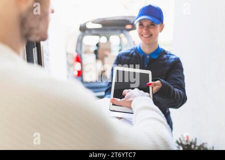Mann, der Online-Signaturen liefert Stockfoto