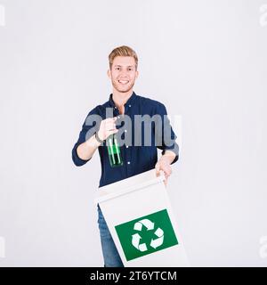 Mann hält Flaschenmülleimer mit Recycling-Symbol Stockfoto