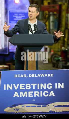 BEAR, DE, USA - 6. NOVEMBER 2023: Verkehrsminister Pete Buttigieg spricht bei einer Veranstaltung in Bear, Delaware, USA. Stockfoto