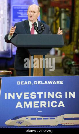 BEAR, DE, USA - 6. NOVEMBER 2023: Senator Chris Coons spricht bei einer Veranstaltung, bei der Präsident Joe Biden in Bear, Delaware, USA, eine Rede hält. Stockfoto