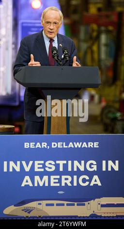 BEAR, DE, USA - 6. NOVEMBER 2023: Senator Tom Carper spricht bei einer Veranstaltung, bei der Präsident Joe Biden in Bear, Delaware, USA, eine Rede hält. Stockfoto