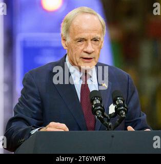 BEAR, DE, USA - 6. NOVEMBER 2023: Senator Tom Carper spricht bei einer Veranstaltung, bei der Präsident Joe Biden in Bear, Delaware, USA, eine Rede hält. Stockfoto